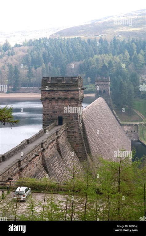 The Derwent dam and reservoir on the River Derwent in the Peak District ...