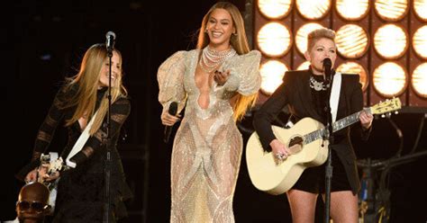 Beyoncé Wows Country Stars With 2016 CMAs Performance Of 'Daddy Lessons ...