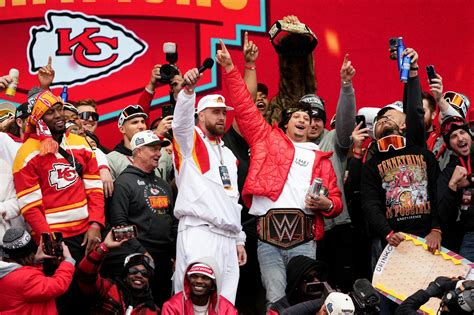 What did Patrick Mahomes and Travis Kelce do at Chiefs Super Bowl parade?