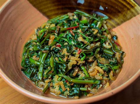 Kangkung belacan: A classic vegetable dish | Periuk.my