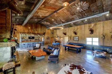 Impressive Barndominium on 2000+ Acres Ranch (30 HQ Pictures) - Homenization