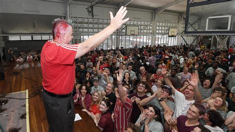 Townsville State High principal Rob Slater shaves his hair | Townsville Bulletin