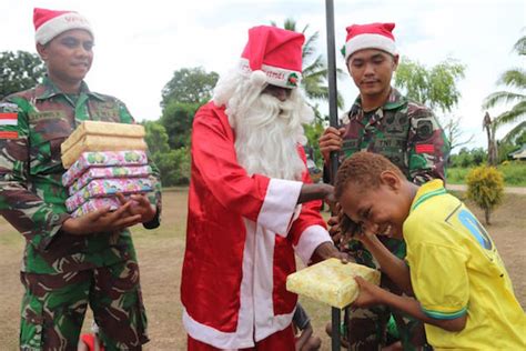 Prajurit TNI Berkostum Santa Claus Membagikan Bingkisan Natal untuk Anak-anak di Papua