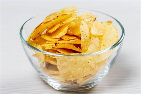 Set of potato snacks and chips on black background (Flip 2019) - Creative Commons Bilder