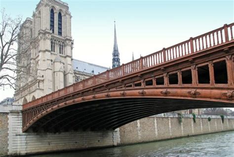 Visiting the Iconic Pont au Double in Paris, France