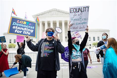 Protesters face off outside Supreme Court after breach of draft Roe ...