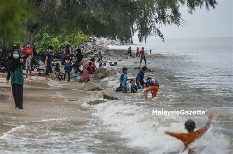 Warga kota serbu Pantai Remis hingga sesak lebih 1km