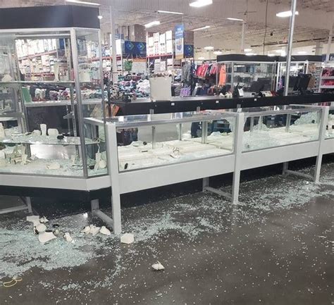 Towne Center Sam's Club jewelry displays smashed, robbed Thursday night ...