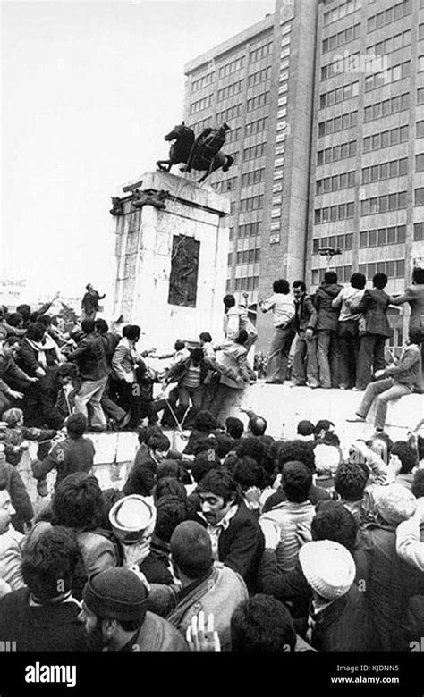 Reza Shah Statue 1979 Revolution Stock Photo - Alamy