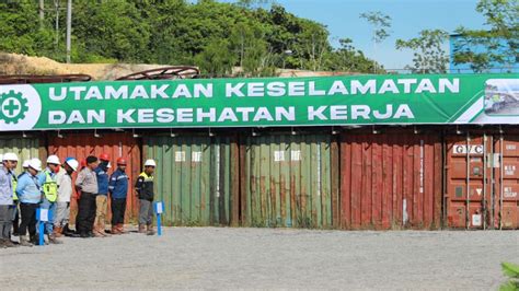 Sejumlah tenaga kerja di PT Sumber Alam Sekurau, Tanjung Selor, Bulungan, Povinsi Kaltara. (Muh ...