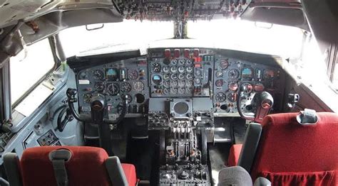 Boeing 707-300 cockpit. | Boeing 707, Boeing, Aircraft interiors