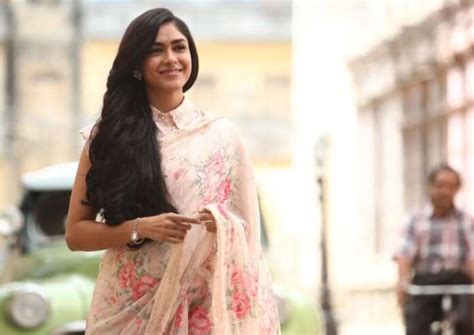 Sita Ramam Heroine Mrunal Thakur Photos, HD Image Download