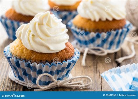 Cupcakes with White Frosting Stock Photo - Image of home, chef: 39682766