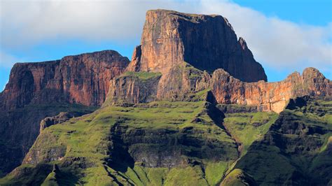 Sentinel peak in amphiteater of Drakensberg mountains, Royal Natal ...