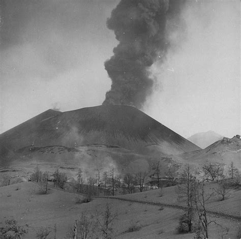 The eruption of Parícutin volcano on a farmer’s cornfield, 1943 - Rare Historical Photos