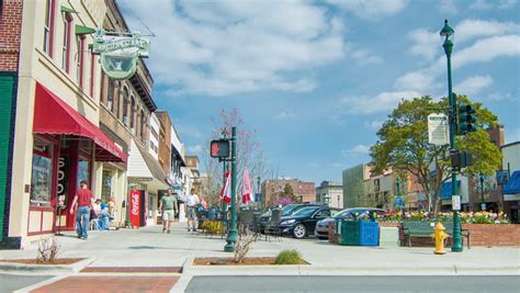 HENDERSONVILLE NC - 2014: Main Street Shops In Historic Downtown Hendersonville North Carolina ...