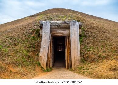 Native American Earth Lodge Home Stock Photo 1015281274 | Shutterstock