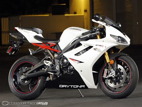 TRIUMPH DAYTONA 675 - Review and photos