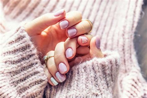 5 Best Alternatives To Acrylic Nails (Healthier + Less Damaging)