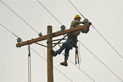 pole climbing test for two women for lineman job/लाइनमैन की नौकरी के ...