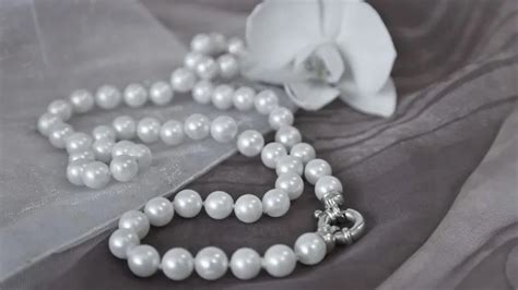 What are Akoya Pearls and Should I Buy Them? | Jewelry Guide