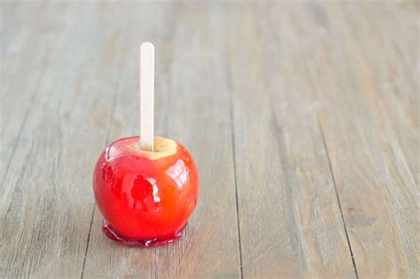 Kinds of Sticks to Use in Candy Apples