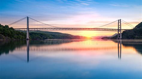 Pont En Montagne D'ours Au Lever De Soleil Photo stock - Image du paysage, américain: 71886684