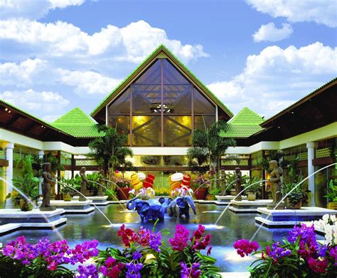 Loews Royal Pacific Resort - The Best Place to Stay at Universal ...