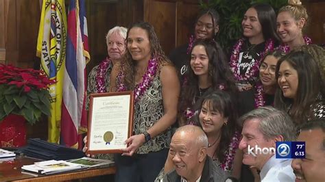 Hawaii Rainbow Wahine volleyball team make history - YouTube