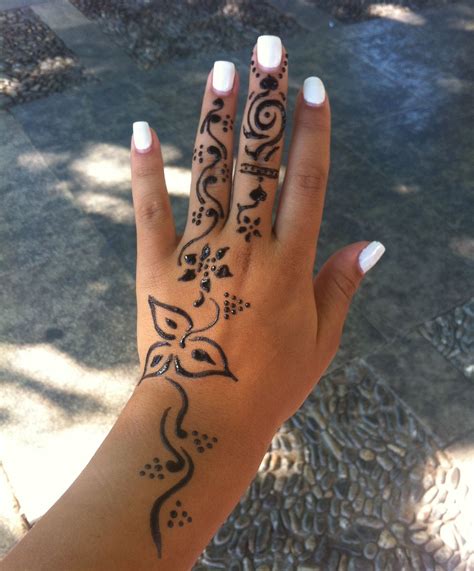 Simple Henna Tattoo On Hand | Tatouage au henné, Tatouage henné, Modèles tatouages au henné