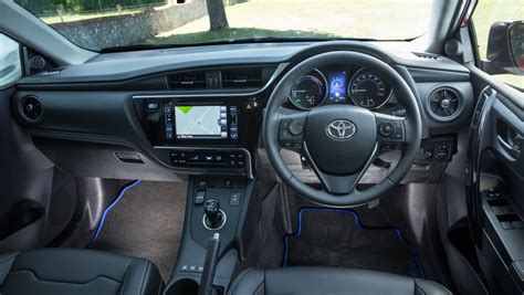 Toyota Auris Hybrid (2013-2019) interior & comfort | DrivingElectric