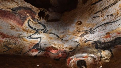 Reproduktionen von Felsbildern aus der Höhle von Lascaux ...