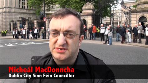 Sinn Féin protests against visit of English monarch - YouTube