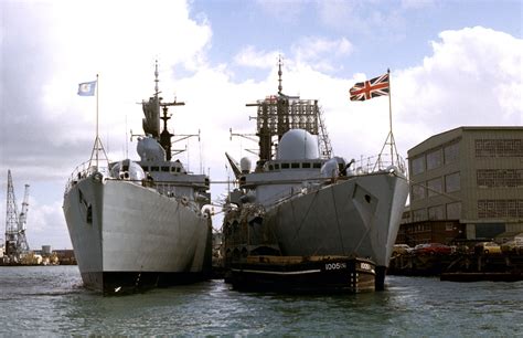 FOTO: Destróieres Type 42 ARA Hércules e HMS Sheffield - Poder Naval