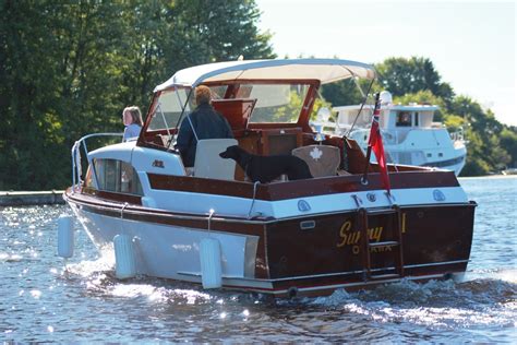 25 Feet 1960 Chris Craft Cavalier Custom Cruiser - 40363 | Antique Boat America