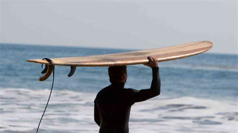 Longboard Surfing Guide: Tips & Techniques