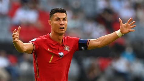 Cristiano Ronaldo Refait Le Record Mondial De Buts En Sélection Et Bientôt Au-Delà! | Supergooal ...