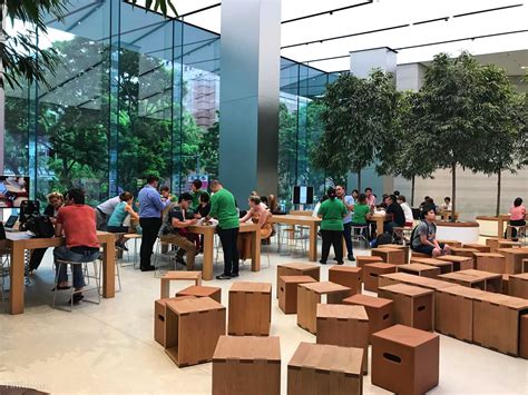 Hình ảnh Apple Store Orchard, Singapore: đẹp, xịn, đông, nhân viên mặc ...