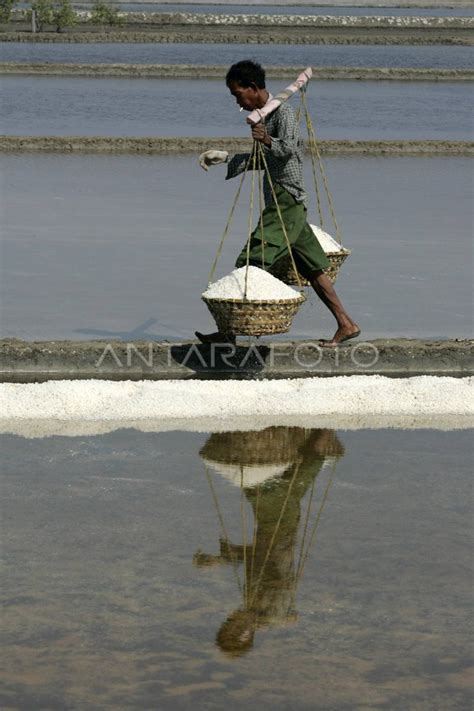 KERAJINAN KAYU JATI | ANTARA Foto