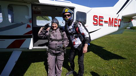 103-Year-Old Breaks World Record as Oldest Female to Do a Tandem ...