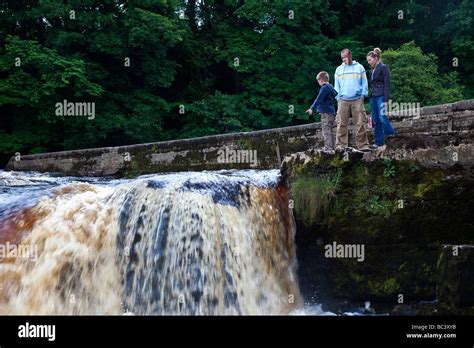 River Swale Waterfall Richmond North Yorkshire Stock Photo - Alamy