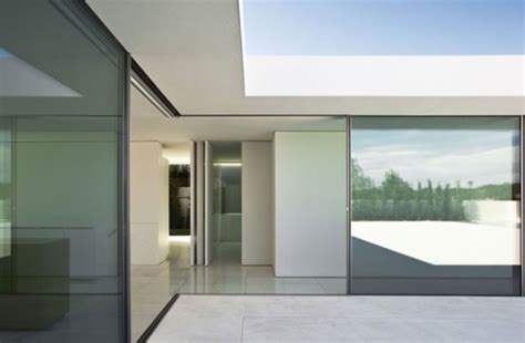 House Designed To Maximize The Feeling Of Spaciousness - DigsDigs