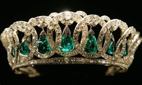 The best of Queen Elizabeth's jewelry collection