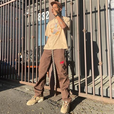 Travis Scott abbina le nuove Air Jordan 6 “British Khaki” a un outfit ...