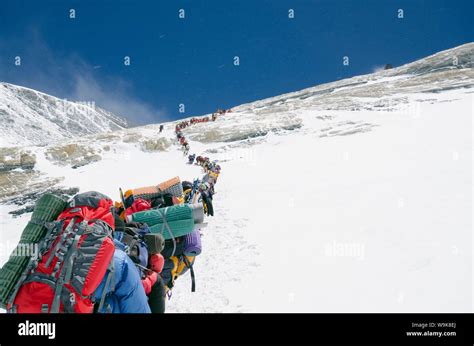 Line of climbers mount everest hi-res stock photography and images - Alamy