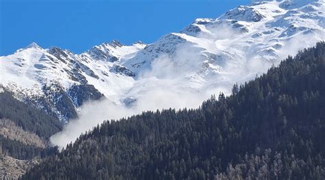 Avalanche kills 6, including mountain guides, in French Alps | World ...