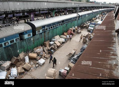 Howrah railway junction howrah station hi-res stock photography and images - Alamy