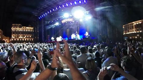 Mika - Grace Kelly (live in 360, Trieste Piazza Unitá d'Italy 2016) - YouTube