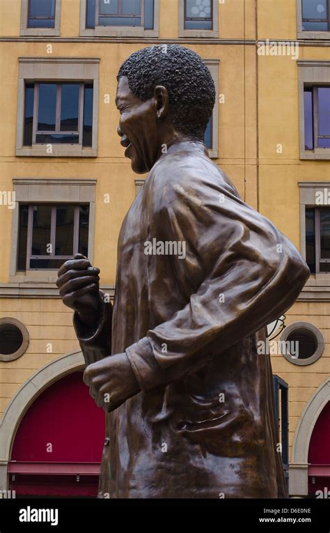 Nelson Mandela statue in Johannesburg Stock Photo - Alamy