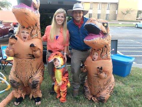 Jurassic Park Family Costumes | Family halloween costumes, Baby halloween costumes, Family halloween